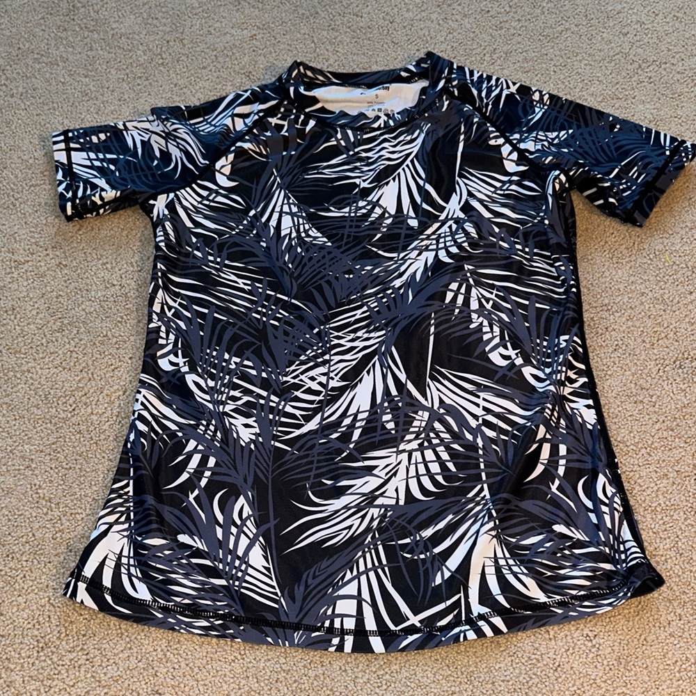 Besser Bay rash guard